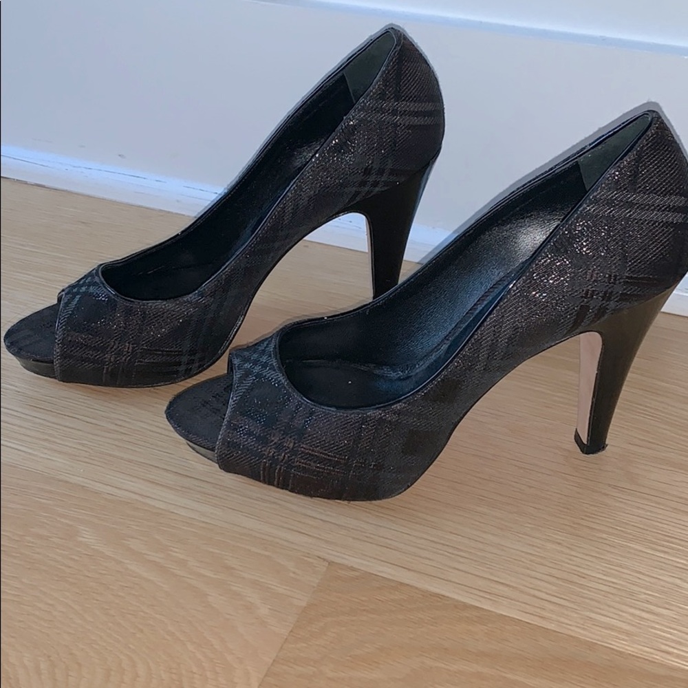 Holiday plaid heels!
